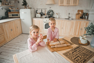 Two sisters in the kitchen surprise parents 2100.