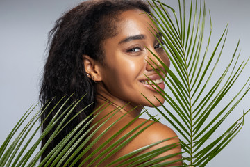 Naklejka premium Happy woman with curly hair posing for camera
