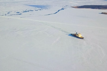 Ice-enpalled naldo, ice breaking ship.