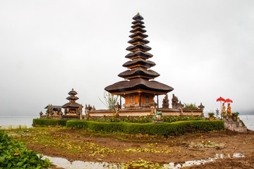 Fototapeta na wymiar Bratan Temple with a great fog behind. Indonesia