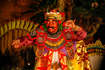 Obraz premium Ubud, Bali / Indonesia »; August 2017: A figure of dancing legends dancing Balinese dances with a red mask and a traditional costume