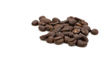 Naklejka premium Close up of coffee beans on a white background