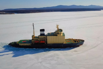 Ice-enpalled naldo, ice breaking ship.