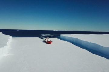 Ice-enpalled naldo, ice breaking ship.