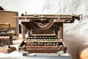 Fototapeta na wymiar Verrostete Schreibmaschine