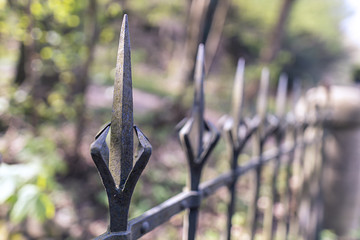 Metallzaun mit Spitzen