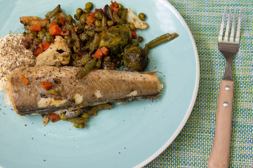 Plato de pescado asado con verduras