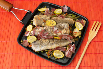 Pescado asado con verduras y jamón