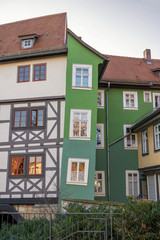Altes sehr schmales Haus an der Krämerbrücke in Erfurt als Sehenswürigkeit für Touristen