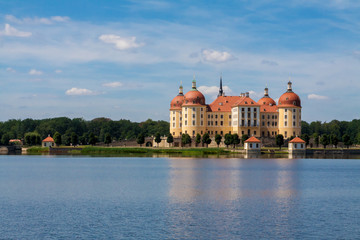 Fototapeta na wymiar Das Schloss Moritzburg bei Dresden