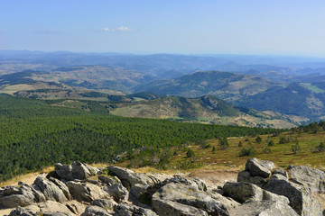 Fototapeta na wymiar Vue sur les monts d'Ardèche depuis le Mont Mézenc (07310 Borée), entre les départements de la Haute-Loire et de l'Ardèche, en région Auvergne-Rhône-Alpes, France