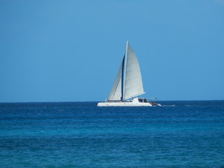 Velero con fiesta en medio del mar caribe y un lindo fondo del cielo