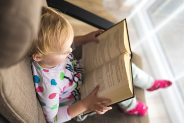 Fototapeta na wymiar little girl reading a book