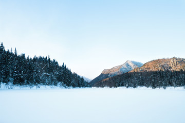 Vallée de la Jacques-Cartier en hiver avec rivières couverte de neige et vue sur les montagnes. Parc National de la Jacques-Cartier, QC. Canada