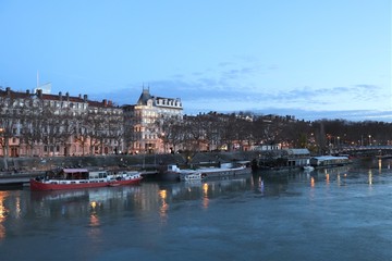 Obraz premium Le quai du Général Sarrail sur le fleuve Rhône à Lyon au coucher du soleil - Ville de Lyon - Département du Rhône - France