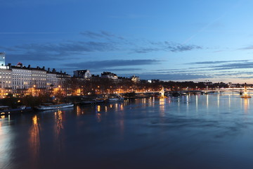 Fototapeta premium Quai du Général Sarrail nad Rodanem w Lyonie o zachodzie słońca - Ville de Lyon - Departament Rodanu - Francja
