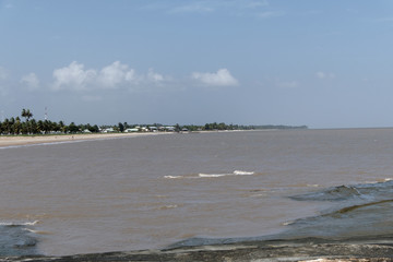 Horizon sur la plage de Kourou en Guyane française