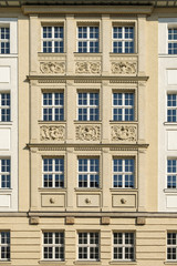 Fototapeta na wymiar Fassadenschmuck an der denkmalgeschützten ehemaligen 