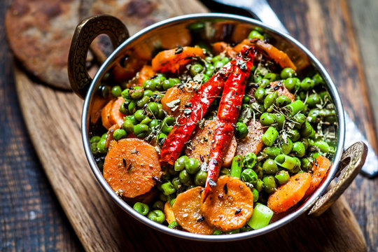 Gujar matar sabzi
