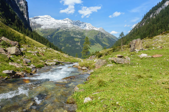 Gebirgsbach mit klarem Quellwasser im Zillertal in Tirol