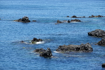 Fototapeta premium Lavafelsen im Meer