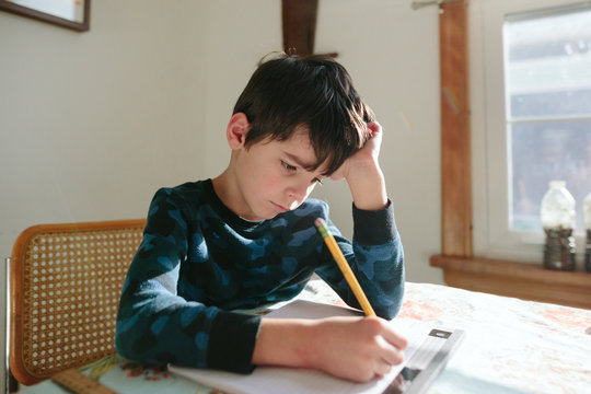 child makes week graph on graphing paper