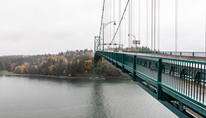 Un puente con tiradores cruza el océano pacífico en Vancouver