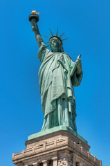 Obraz premium Statue of Liberty, New York against a clear blue sky.