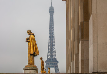 Fototapeta na wymiar les statues du trocadéro