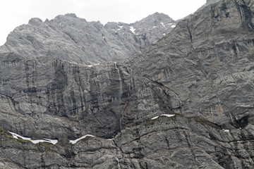 Felsmassiv mit Wasserfall