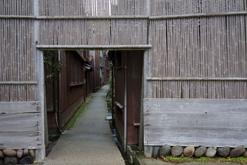Fototapeta na wymiar 佐渡島、宿根木集落の入り口