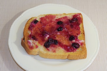 ブルーベリージャムを塗ったトースト