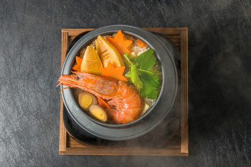 釜めし　Japanese rice pilaf cooked in an iron pot