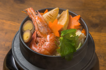 釜めし　Japanese rice pilaf cooked in an iron pot