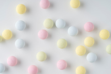 パステルカラーのカラフルな丸いサプリメント