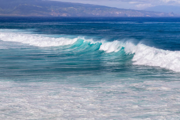 Fototapeta premium Waves breaking on Maui's north shore