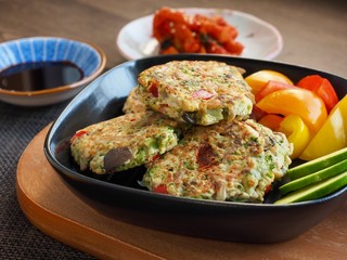 한국의 음식 동그랑땡,  미트볼과 간장과 김치 