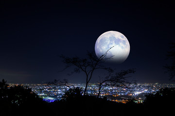 Vue nocturne et lune vue de la montagne