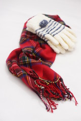 赤いタータンチェックのマフラーと手袋