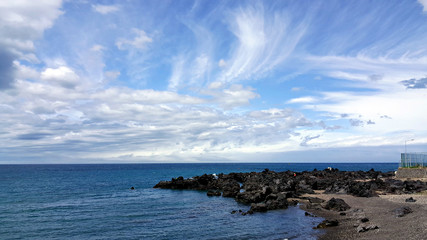 Fototapeta na wymiar 제주도 푸른 바다와 하얀 구름 그리고 파도