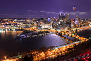 Fototapeta na wymiar Pittsburgh with Super Blood Moon