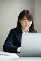 オフィスでパソコンを使って働く女性