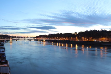 Fototapeta na wymiar Le pont Lafayette sur le fleuve Rhône dans la ville de Lyon au coucher du soleil - Ville de Lyon - Département du Rhône - France