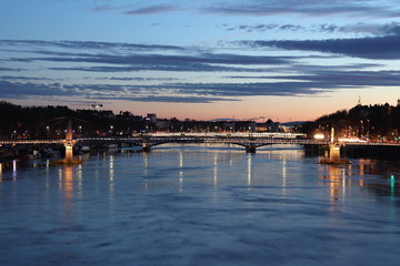 Le pont Lafayette sur le fleuve Rhône dans la ville de Lyon au coucher du soleil - Ville de Lyon - Département du Rhône - France