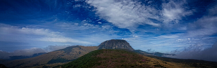 Fototapeta na wymiar 한라산 영실코스 윗세오름 파란 하늘 흰 구름 풍경 자연