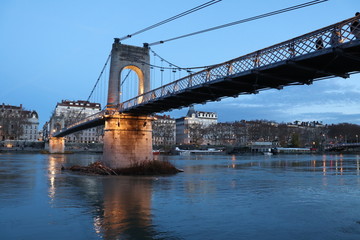 Passerelle du Collège sur le fleuve Rhône dans la ville de Lyon au coucher du soleil - Ville de Lyon - Département du Rhône - France - Pont piéton suspendu