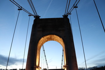 Fototapeta premium Passerelle du Collège sur le fleuve Rhône dans la ville de Lyon au coucher du soleil - Ville de Lyon - Département du Rhône - France - Pont piéton suspendu