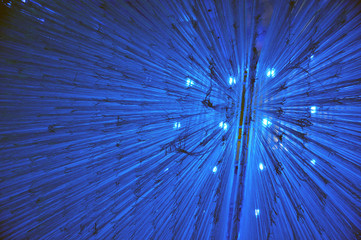 Obraz premium look up view through the blue yarn, Saw the light passing through