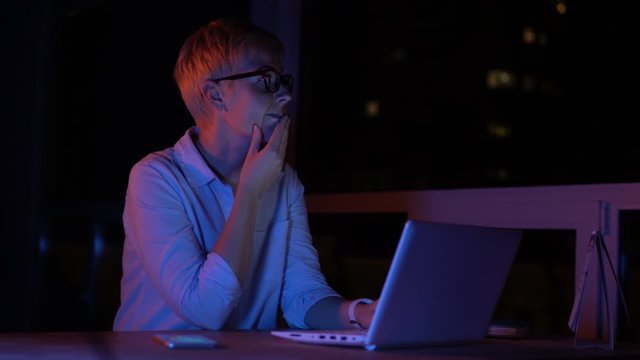 Irresponsible freelancer failing deadline, unwilling to accept employer critics