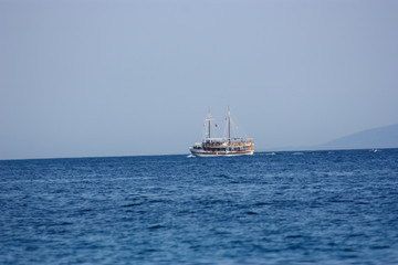 Fischerboot mit Touristen am Meer